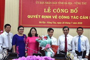 Lãnh đạo tỉnh Bà Rịa - Vũng Tàu trao quyết định và chúc mừng đồng chí Phan Khắc Duy.
