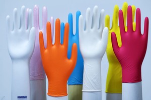 Găng tay cao su được trưng bày tại trụ sở của Top Glove. Ảnh: Bloomberg.