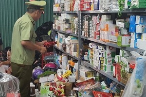 Lực lượng Quản lý thị trường kiểm tra hàng hóa tại một cơ sở. (Ảnh: Quản lý thị trường cung cấp).