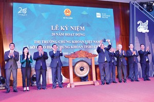 Thủ tướng Chính phủ Nguyễn Xuân Phúc cùng lãnh đạo một số bộ, ngành tham dự Lễ kỷ niệm 20 năm hoạt động TTCK Việt Nam và 20 năm HOSE.