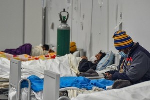 Các bệnh nhân Covid-19 được điều trị tại một bệnh viện ở thành phố Arequipa, phía nam Peru hôm 23/7. Ảnh: AFP.