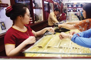 “Bão táp” giá vàng