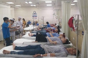 Cấp cứu cho các công nhân bị ngộ độc. (Ảnh minh họa: Lê Xuân/TTXVN).