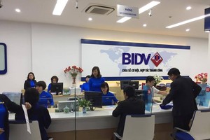 Giao dịch tại BIDV. (Ảnh: PV/Vietnam+).