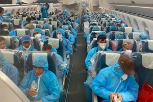 Người lao động xuống sân bay Nội Bài.