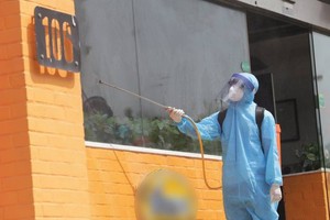 Nhân viên y tế phun khử khuẩn nhà hàng số 106, Trần Thái Tông.