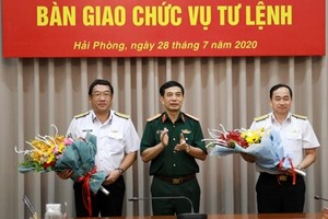 Thượng tướng Phan Văn Giang chúc mừng đồng chí Phạm Hoài Nam và đồng chí Trần Thanh Nghiêm.