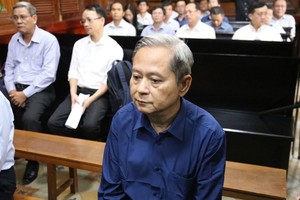 Ông Nguyễn Hữu Tín ra tòa.