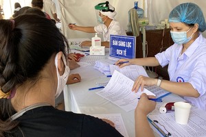 Bệnh viện Hà Nội tăng cường giám sát, siết chặt quy trình khai báo y tế, đo thân nhiệt, phân luồng, sàng lọc người bệnh đến khám, phòng ngừa lây nhiễm cộng đồng.