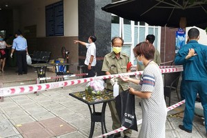 Người nhà đến gửi thực phẩm vào bên trong đều được khử khuẩn tay trước khi ra về.