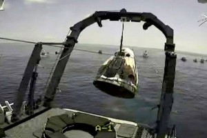 Khoang tàu SpaceX hạ cánh trên Vịnh Mexico ở Pensacola, Florida. Ảnh: Reuters.