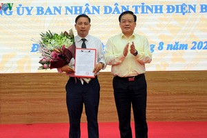 Ông Lê Thanh Bình (bên trái) giữ chức vụ Chánh Văn phòng Ủy ban Nhân dân tỉnh Điện Biên kể từ ngày 1/8/2020.