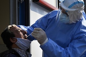 Bác sĩ lấy mẫu xét nghiệm Covid-19 cho một người đàn ông tại vùng ngoại ô của thủ đô Buenos Aires, Argentina, hôm 3/8. Ảnh: AFP.