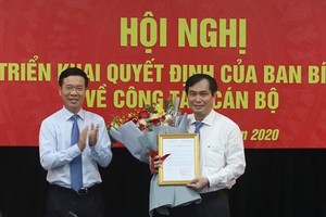 Trưởng Ban Tuyên giáo Trung ương Võ Văn Thưởng chúc mừng ông Phan Xuân Thủy vào cương vị mới.
