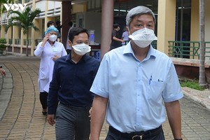 Thứ trưởng Nguyễn Trường Sơn đi kiểm tra công tác xét nghiệm tại BV 199- Bộ Công an.