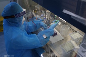 Kỹ thuật viên trung tâm kiểm soát bệnh tật tỉnh Nghệ An trong lần thực hiện xét nghiệm nCoV.