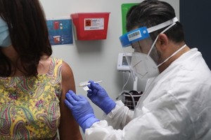 Một phụ nữ được tiêm thử nghiệm vaccine Covid-19 tại trung tâm nghiên cứu ở bang Florida, Mỹ hôm 7/8. Ảnh: AFP.
