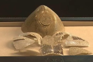 Hé lộ thông tin chủ nhân chiếc khẩu trang làm bằng vàng và kim cương trị giá 1,5 triệu USD đắt nhất thế giới