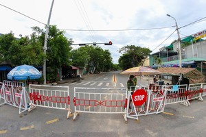 Đường vào thôn Lệ Sơn Nam bị phong tỏa sau khi phát hiện có người nhiễm COVID-19. (Ảnh: Trần Lê Lâm/TTXVN).