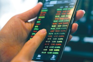 Giá vàng và USD giảm, tiền có chọn chứng khoán?