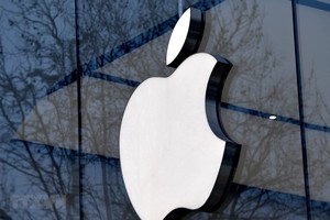 Biểu tượng của tập đoàn công nghệ Apple tại một cửa hàng ở Brussels, Bỉ. (Ảnh: AFP/TTXVN).