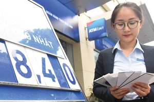 Các ngân hàng nhỏ thường phải trả lãi suất cao hơn các ngân hàng lớn để tăng khả năng huy động vốn.