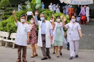 Y bác sĩ Trung tâm Y tế quận Hải Châu đi ra cổng sau 14 ngày bị phong toả.