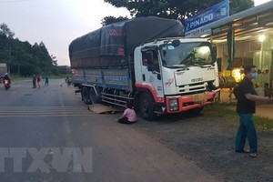 Đâm trực diện vào xe tải, nam thanh niên tử vong tại chỗ. (Ảnh: Đậu Tất Thành/TTXVN).