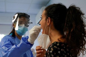 Nhân viên y tế lấy mẫu xét nghiệm nCoV cho một người dân ở Madrid, Tây Ban Nha, ngày 17/8. Ảnh: Reuters.