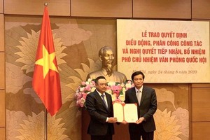 Chủ nhiệm Văn phòng Quốc hội, Tổng thư ký Quốc hội Nguyễn Hạnh Phúc trao nghị quyết bổ nhiệm cho tân Phó Chủ nhiệm Văn phòng Quốc hội Trần Sỹ Thanh.