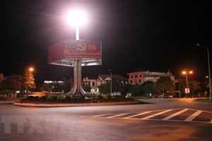 Vòng xuyến giao nhau giữa đường Hùng Vương và Lý Thường Kiệt, thành phố Đông Hà vắng người và phương tiện lưu thông. (Ảnh: Nguyên Lý/TTXVN).