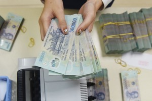 Biên lãi ròng của ngân hàng thu hẹp dần