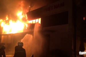 Lực lượng PCCC tích cực chữa cháy - Ảnh: PC07.