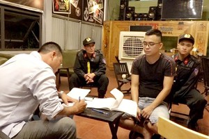 Lực lượng chức năng triệt phá đường dây lô đề. (Ảnh: TTXVN phát).