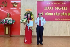 Ông Nguyễn Thanh Bình, Phó Trưởng Ban Thường trực Ban Tổ chức Trung ương trao Quyết định của Bộ Chính trị chuẩn y bà Bùi Thị Quỳnh Vân giữ chức Bí thư Tỉnh ủy Quảng Ngãi. nhiệm kỳ 2015-2020. Ảnh PTQ.