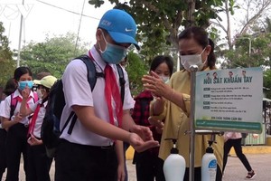 Các trường học ở TP Hội An sát khuẩn cho học sinh trước khi vào lớp.