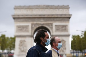 Người dân đeo khẩu trang phòng lây nhiễm COVID-19 tại Paris, Pháp, ngày 28/8/2020. (Ảnh: THX/TTXVN).