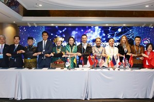 Bà Trang Lê, đại diện Việt Nam tham gia ký kết và thành lập Liên đoàn Thời trang Hàn Quốc và 10 quốc gia trong khối ASEAN, tháng 11/2019. (Ảnh: BTC).