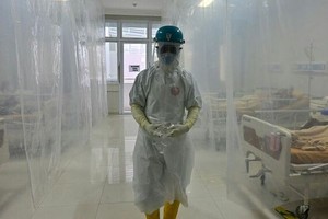 Y tá làm việc tại khu chuyên chăm sóc bệnh nhân Covid-19 trong bệnh viện ở Tây Java, Indonesia ngày 3/9. Ảnh: AFP.