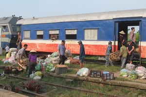 Vận tải đường sắt vẫn ít được các DN nông sản lựa chọn dù chi phí của loại hình vận tải này rẻ hơn đường bộ, đường biển, đặc biệt là hàng không.