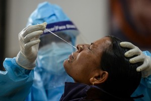 Nhân viên y tế lấy mẫu xét nghiệm cho người dân thành phố Siliguri, Ấn Độ, hôm 9/9. Ảnh: AFP.