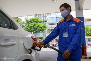 Người dân đổ xăng tại góc đường Hai Bà Trưng - Trần Cao Vân (quận 1, TP HCM).