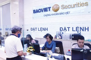 Giao dịch chứng khoán tuần qua: VN-Index “trượt chân” tại ngưỡng kháng cự