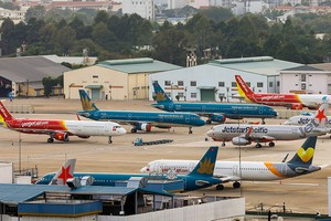 Máy bay đậu tại bãi đỗ sân bay Tân Sơn Nhất trong thời điểm giãn cách xã hội.