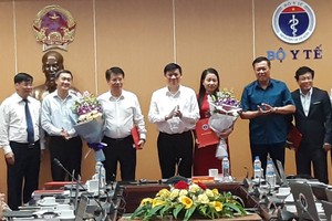 Lãnh đạo Bộ Y tế trao quyết định và chúc mừng các cán bộ được bổ nhiệm chức vụ mới.