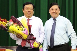 Bí thư Tỉnh ủy Vĩnh Long Trần Văn Rón chúc mừng đồng chí Nguyễn Văn Liệt được bầu giữ chức Phó Chủ tịch UBND tỉnh Vĩnh Long.