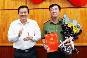 Bí thư Tỉnh ủy, Chủ tịch HĐND tỉnh Long An Phạm Văn Rạnh trao quyết định và chúc mừng Đại tá Lâm Minh Hồng.