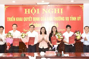 Phó Bí thư Thường trực Tỉnh ủy, Chủ tịch HĐND tỉnh Bạc Liêu Lê Thị Ái Nam trao các quyết định và chúc mừng 4 cán bộ.