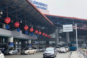 Sẽ thu tiền xe vào sân bay nếu quá 10 phút, phí tăng dần theo block thời gian (ảnh: VOV).