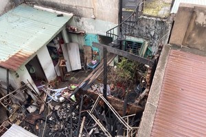 Hiện trường vụ cháy trong khu dân cư khiến 3 căn nhà bị thiêu cháy.